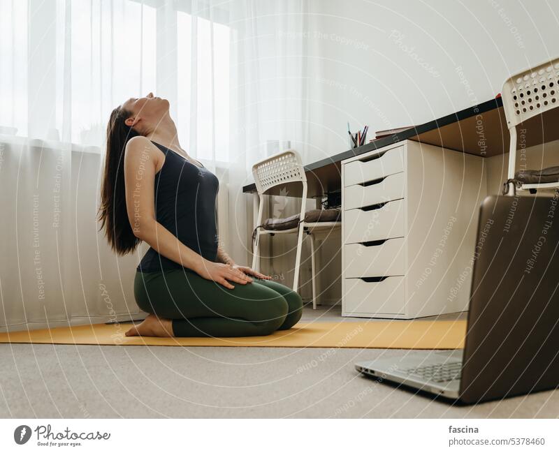 Yoga zu Hause am Laptop Online-Yoga Frau strecken heimwärts Fitness Übung Yoga online Yoga-Unterricht Klasse Gesundheit Unterlage Körper Pflege eine Person jung