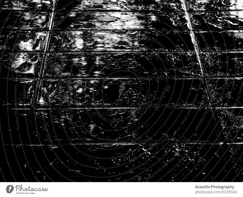 Schwarzes und weißes Bild von Fliesen. Kacheln Hintergrund. abstrakt architektonische Besonderheit Hintergründe schwarz schwarz auf weiß schwarzer Hintergrund