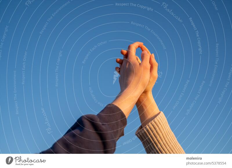 Zwei Personen halten Hände gegen blauen Himmel Paar Finger Interlacing Beteiligung Sonnenuntergang Liebe Partner Hülse Termin & Datum zwei Beziehung Gefühle