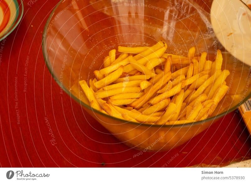 Pommes Frites in einer Glasschlüssel auf einem roten Tisch Schüssel Kindergeburtstag Ernährung Kindheit Essen Appetit & Hunger Pommes frites ungesund Fingerfood