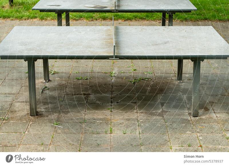 Zwei Tischtennisplatten hintereinander Rundlauf nebeneinander identisch Treffpunkt Jugend Freizeit & Hobby Fluchtpunkt stabil Fundament Sport Linie spielen