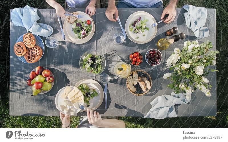 Familienessen im Freien, Blick von oben, Urlaub Abendessen Antenne Ästhetik staycation Lebensmittel organisch Salatbeilage Käse trendy skandinavisch Stil Tisch