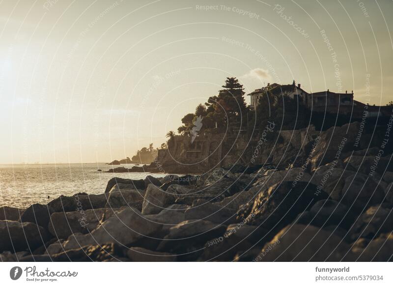 Steinige Küstenlandschaft in Italien im Sonnenuntergang Landschaft Steine Felsen Meer Natur Abendstimmung Naturlandschaft Küstenlinie Steinküste