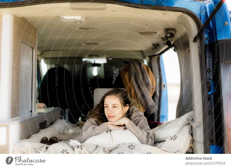 Nachdenkliche Frau, die während einer Reise im Wohnmobil liegt Kleintransporter Reisender reisen Feiertag Decke PKW Sommer ruhen Urlaub jung Ausflug Natur