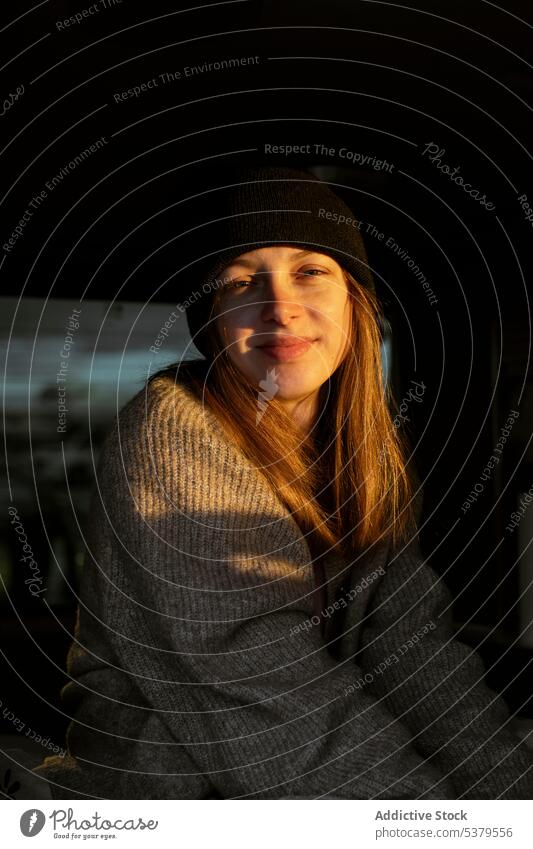 Lächelnde Frau schaut in die Kamera im Sonnenlicht genießen Umarmung Sonnenuntergang sorgenfrei Freude sich[Akk] entspannen Glück Trägerkleid ruhen Abend jung