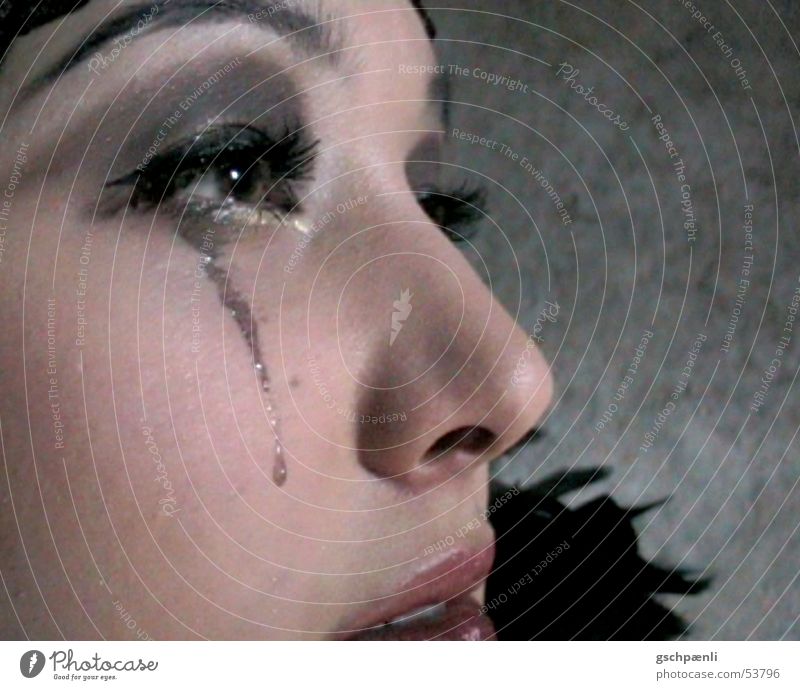Tears part II Junge Frau Dreißiger Jahre Jazz Asiate geschminkt Trauer Sorge Gesicht Nahaufnahme Tränen Detailaufnahme Feder beschmutzen Theaterschauspiel