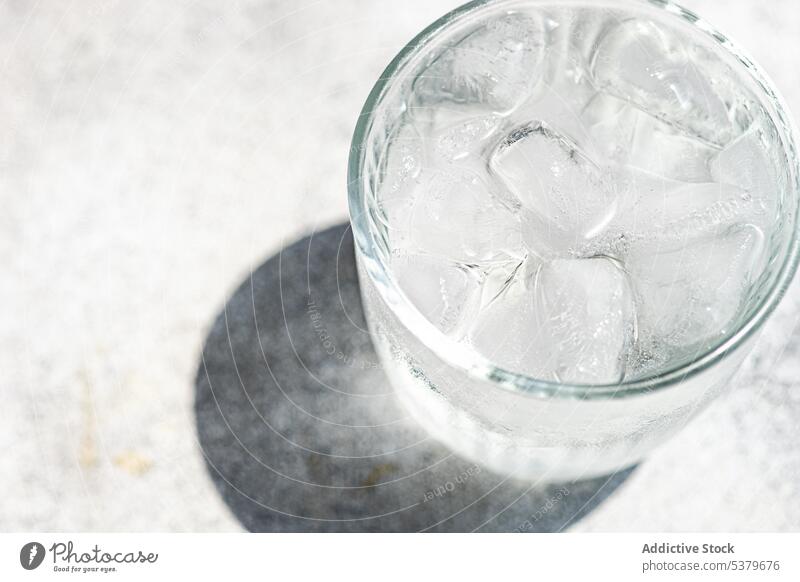 Ein Glas reines Wasser mit Eis kalt Beton Kristalle tagsüber Gesundheit Küche Ernährung organisch aktualisieren Erfrischung minimalistisch einfach Stein