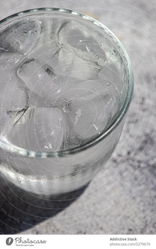 Ein Glas reines Wasser mit Eis kalt Beton Kristalle tagsüber Gesundheit Küche Ernährung organisch aktualisieren Erfrischung minimalistisch einfach Stein