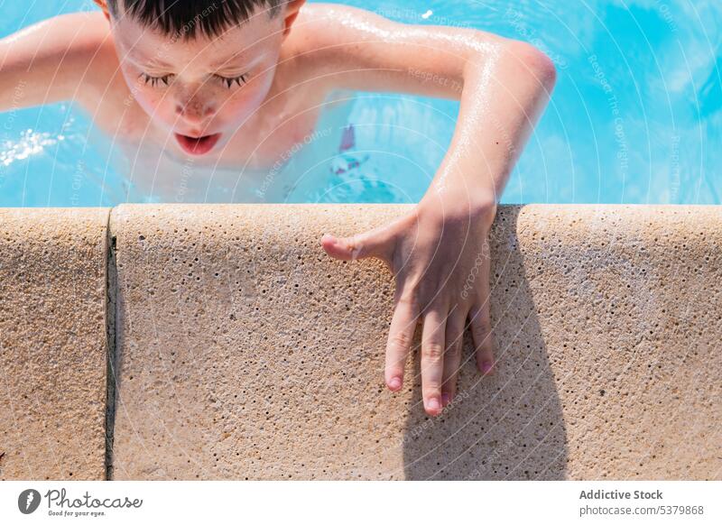 Niedliches Kind im Schwimmbad und ruhende Hand am Beckenrand Pool schwimmen Wasser Erholung genießen Urlaub Podest Augen geschlossen Feiertag