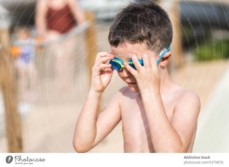 Niedliches Kind im Sonnenlicht stehend mit Wasserbrille Schutzbrille Park ohne Hemd bezaubernd ausrichten Erholung Sommer Natur Kindheit Junge Wochenende Urlaub
