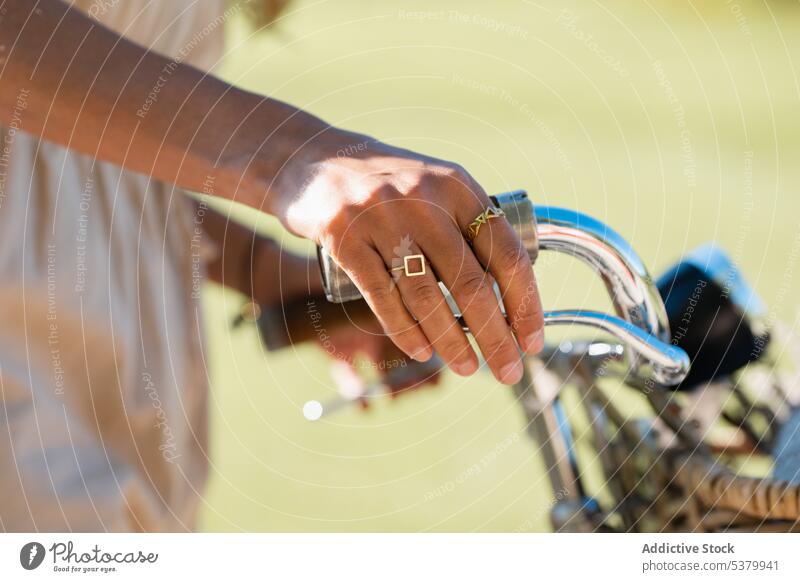 Unbekannte Frau mit Händen am Fahrradlenker Korb Straße Fahrzeug Landschaft Verkehr Metall Lenker Sommer Tageslicht tagsüber stehen außerhalb Dame Aktivität