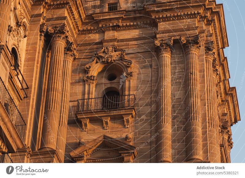 Fassade eines alten Gebäudes mit Säulen Kathedrale Architektur Außenseite Erbe Fenster historisch Religion Kultur Ornament gewölbt Wahrzeichen gealtert Denkmal
