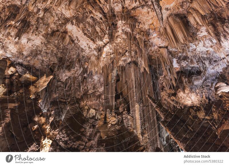 Decke einer Höhle mit Stalaktiten Hochland Formation Felsen Geologie Mineral Natur Tropfsteine Stein Erosion Schlucht rau Malaga Spanien Landschaft Kamm Gelände
