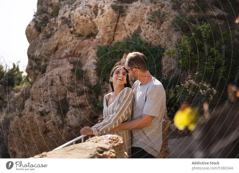 Glückliches Paar steht eng beieinander auf einer felsigen Klippe Partnerschaft Berge u. Gebirge kuscheln Urlaub Lächeln Bonden Zuneigung romantisch Abenteuer