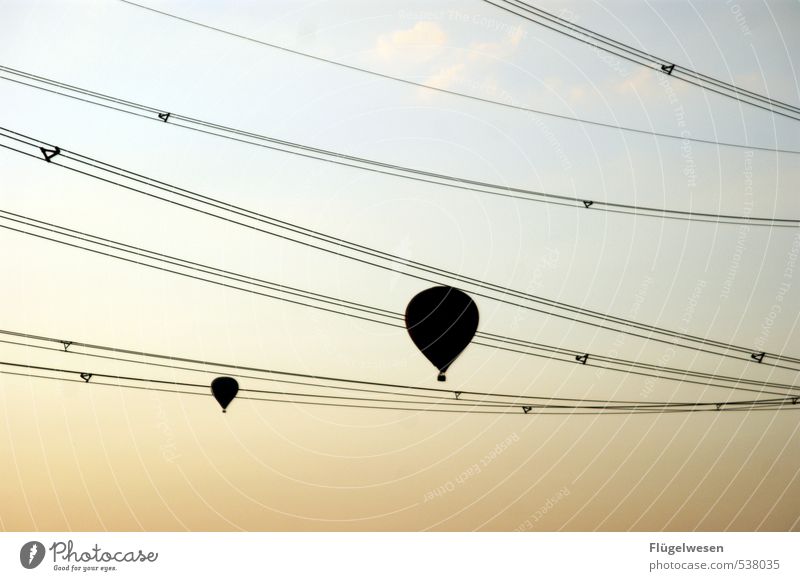 Zwischen den Zeilen schweben Himmel Wolken fliegen Fliege Luftverkehr Ballone Schwerelosigkeit Strommast Hochspannungsleitung Perspektive Abheben Rundflug