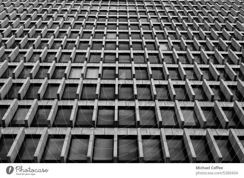 Seitenprofil eines großen Gebäudes mit Fenstern und Wänden Architektur Perspektive urban Glas Außenseite Metropolitan Atlanta schwarz auf weiß