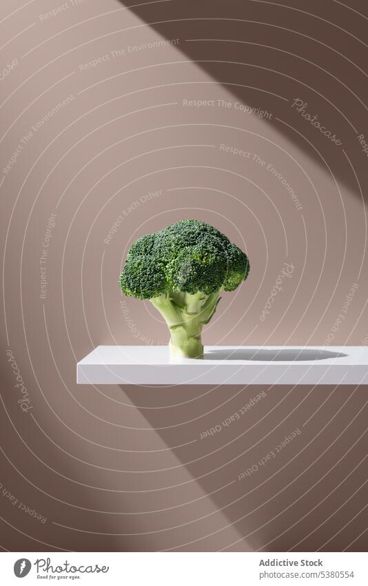 Grüner Brokkoli auf weißer, glatter Oberfläche Gemüse organisch frisch Blatt Haufen Vegetarier natürlich grün gesunde Ernährung Licht Gesundheit Lebensmittel