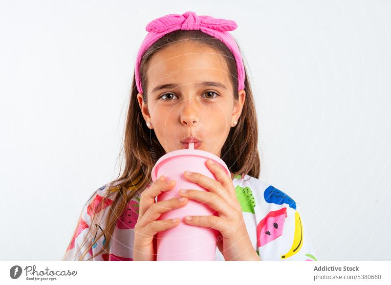 Mädchen mit Plastikbecher mit Milchshake Lächeln positiv Tasse Glück trinken wenig Kindheit froh Kunststoff Stirnband Optimist Inhalt Studioaufnahme Gesundheit