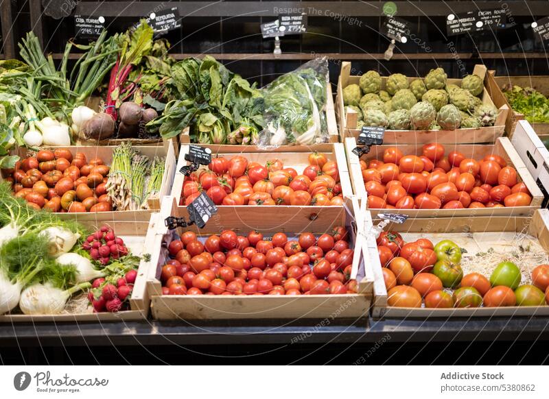 Frisches Gemüsesortiment im Laden mit Preisschildern organisch Kasten Tomate frisch natürlich reif Sale Markt Produkt Lebensmittel Einzelhandel Werkstatt