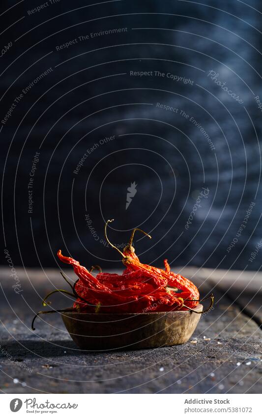 Schale mit leckeren Chilischoten heiß rote Paprika Schalen & Schüsseln Peperoni Haufen Gewürz getrocknet Bestandteil Hintergrund Würzig ecuadorianisch Kriollo