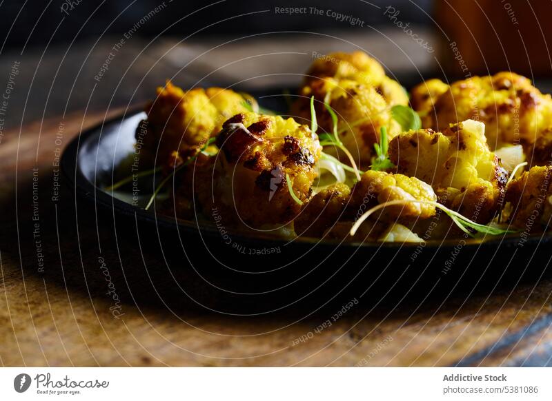 Leckerer gerösteter Blumenkohl mit Kräutern Kraut Braten Holzplatte Gemüse Lebensmittel lecker Speise Tradition Küche ecuadorianisch natürlich appetitlich