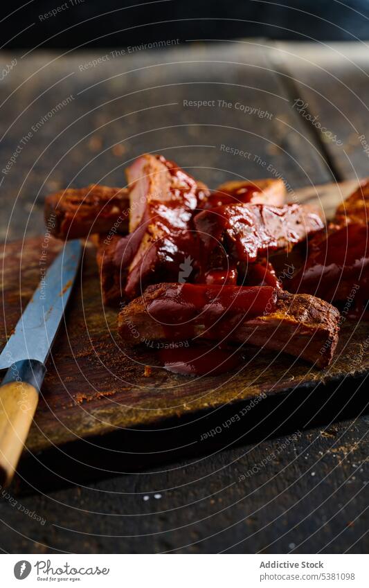 Leckere gegrillte Rippchen mit Sauce Rippe Barbecue Ketchup Fleisch Grillrost Saucen Holzplatte Lebensmittel lecker Fett Speise Tradition Küche ecuadorianisch
