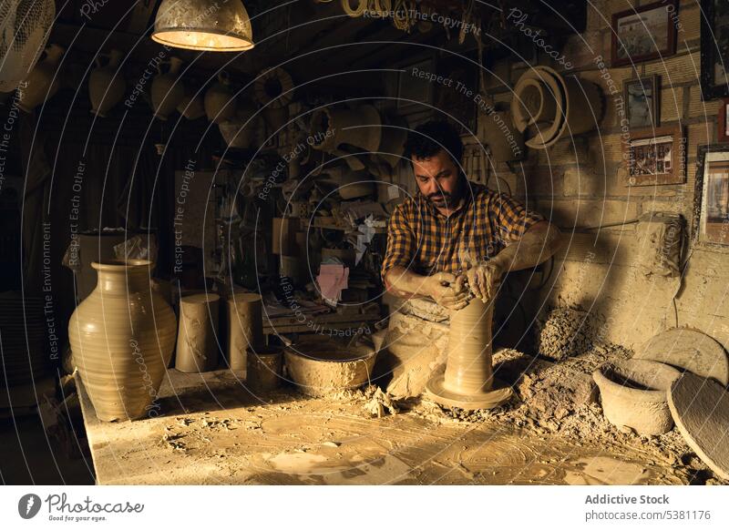 Ethnischer Ale-Handwerker, der in einer lokalen Werkstatt Töpfe auf der Drehscheibe herstellt Mann Töpferwaren Töpferscheibe Kunsthandwerker kreieren Meister