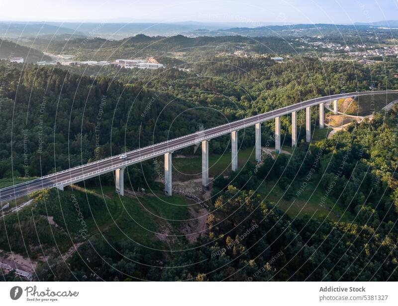 Malerische Drohnenansicht einer langen Straßenbrücke Infrastruktur Verkehr Brücke Tal Wald Autobahn Hügel Landschaft Route Fahrbahn Natur Baum Fernstraße