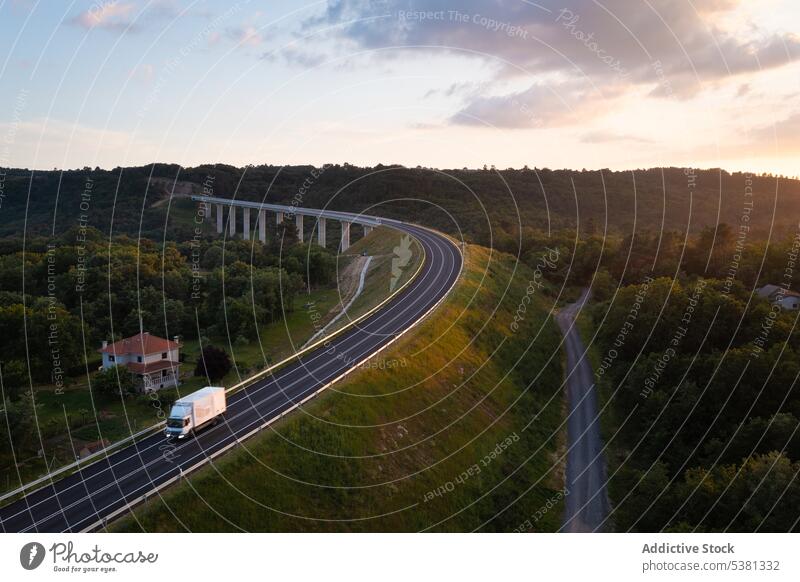 Malerische Drohnenansicht einer langen Straßenbrücke Infrastruktur Verkehr Brücke Tal Wald Autobahn Hügel Landschaft Route Fahrbahn Natur Baum Fernstraße