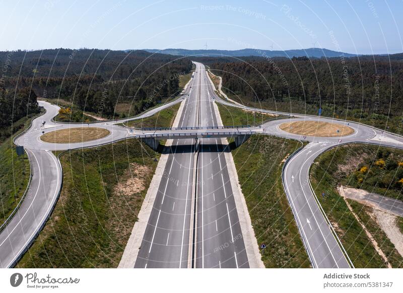 Drohnenansicht von Straßen mit Ausfahrten von der Hauptautobahn Autobahn Übergang Abzweigung Querstraße Regelung Asphalt Verkehr Route Fahrzeug Feld Fahrbahn