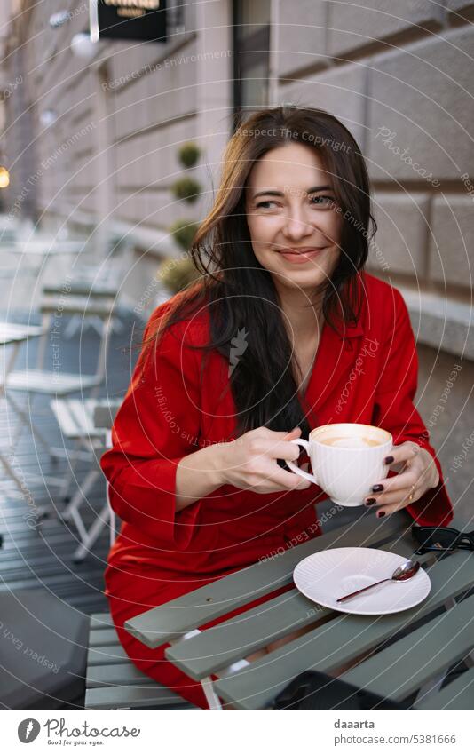 Weihnachtsmann Kaffee rot Moment Frau Glück lange Haare verdammt charmant Nagellack Teetasse Tasse Becher Augenkontakt Sonnenlicht echte Menschen Wärme feminin