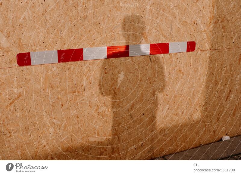 betreten verboten Absperrung Verbote Person Schatten Baustelle rot-weiß Sicherheit Barriere Holzzaun Bauzaun Sichtschutz Betreten verboten Schutz