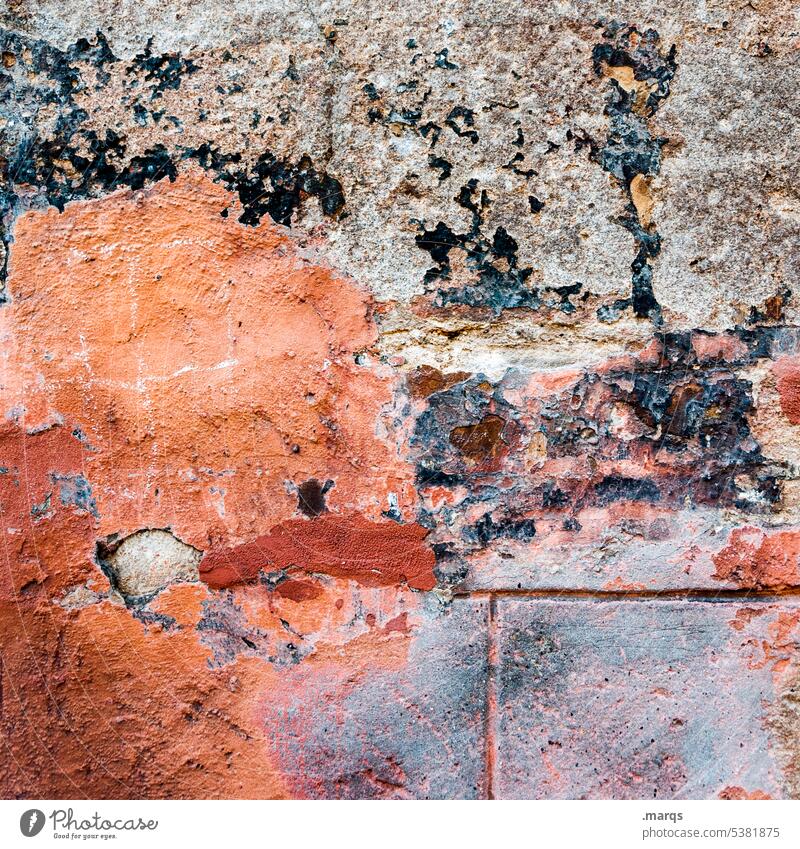 Mauer Nahaufnahme Wand alt Farbe Putz Fassade Verfall kaputt verwittert abblättern abgenutzt marode desolat Abnutzung Reste orange rot