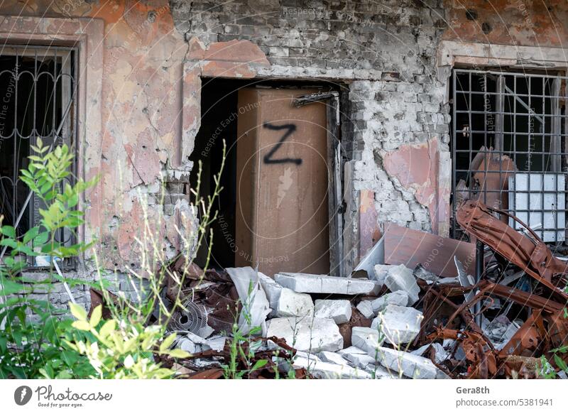 Symbol der russischen Armee, Buchstabe Z, an der Tür eines zerstörten Hauses in der Ukraine donezk Kherson kyiv Lugansk mariupol Russland Saporoschje aussetzen