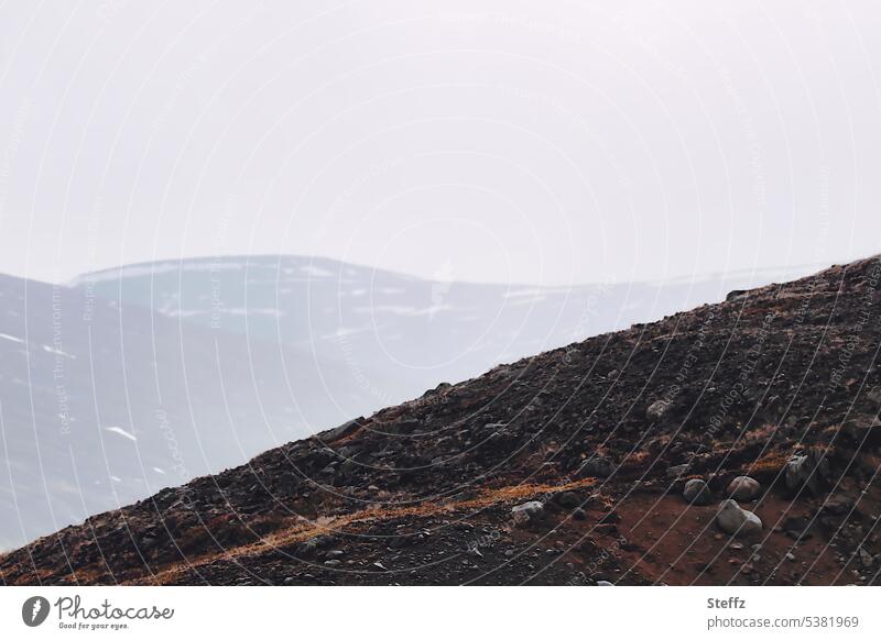 Hügellandschaft in Jökuldalur auf Island Lavafeld Islandreise Mondlandschaft isländisch einsam Ostisland Ost-Island rauh Islandbild vulkanisch neblig düster