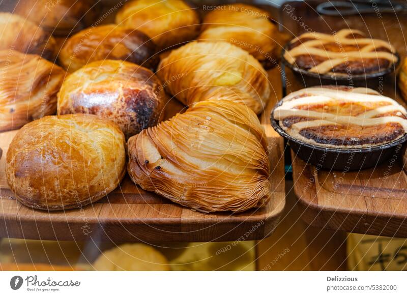 Köstliches süßes Gebäck in einem Geschäft in Neapel, Italien Italienisch Werkstatt Fenster Lebensmittel Sfogliatell gebacken Element Frühstück Snack niemand