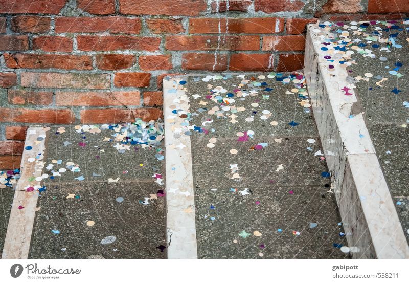 närrische Reste in Ecken Party Feste & Feiern Karneval Jahrmarkt Mauer Wand Treppe dreckig Fröhlichkeit lustig verrückt mehrfarbig Freude Stimmung Venedig