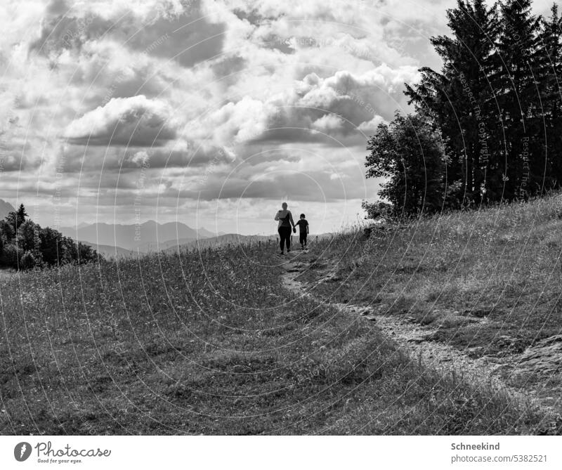 Der weg des Lebens Berge u. Gebirge wandern Eltern Kinder Wachstum Natur draußen Schwarzweißfoto Wolken Sonne Bäume Wege & Pfade spazieren Hand halten Erziehung
