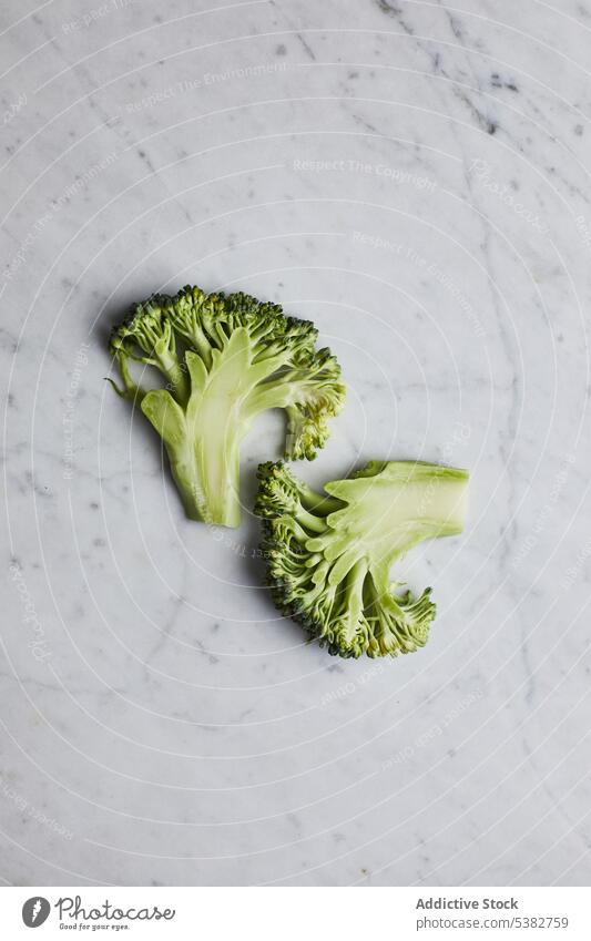 Brokkolistängel auf grauem Hintergrund Baum grün Lebensmittel Gemüse Gesundheit frisch Diät roh Ernährung organisch Vegetarier Vitamin natürlich Natur