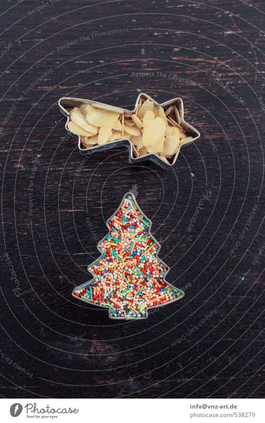 Zierde Feste & Feiern Weihnachten & Advent mehrfarbig Stern (Symbol) Sternschnuppe Weihnachtsbaum Mandel mandelsplitter Streusel ausstecher Plätzchen Tisch Holz