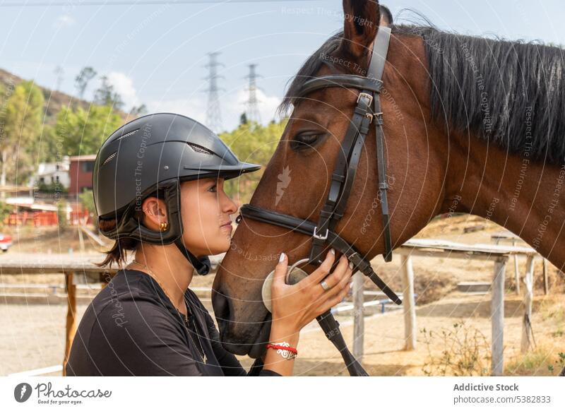 Junge Frau umarmt Pferd auf Ranch Reiterin Umarmung Landschaft Tier Umarmen Pferdestall Zusammensein Bauernhof pferdeähnlich jung Liebe Hengst lässig Begleiter