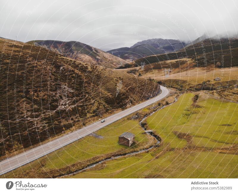 Drohnenansicht einer asphaltierten Straße in hügeligem Gebiet Natur Hügel Berge u. Gebirge Landschaft Autobahn Tal Ambitus Asphalt Hochland Gras Spanien