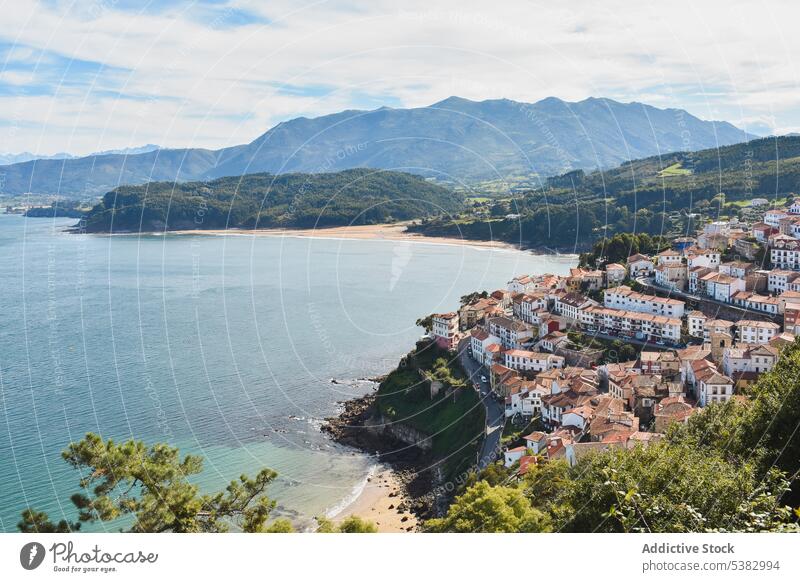 Malerischer Blick auf die Stadt und das ruhige Meer Fürstentum Asturien Spanien Gebäude Berge u. Gebirge MEER Architektur Wasser Ufer Stadtbild Landschaft Natur