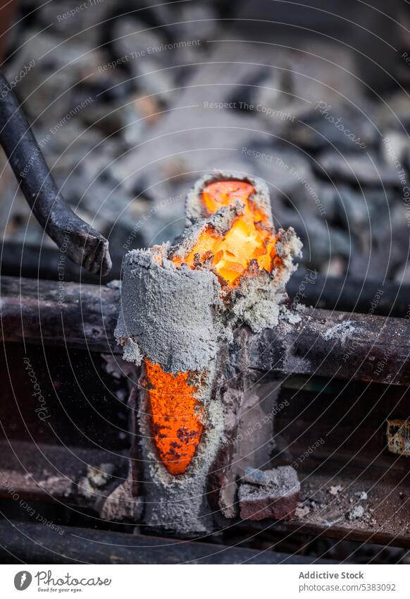 Heißgegossenes metallisches Verbindungsteil der Eisenbahn zerlaufen flicken Schiene Metall Brandwunde Riss Scheitel erwärmen Bruchstück Spielfigur Material