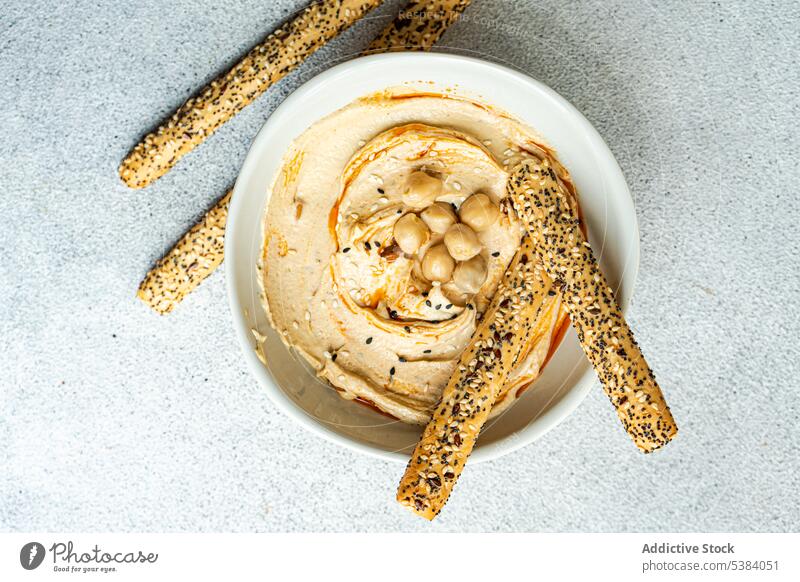 Hummus und Brotstangen in einer Schale serviert Kichererbsen Küche Abendessen Speise Lebensmittel garbanzo Gramm Gesundheit hebräisch Israel Mittagessen Erdöl