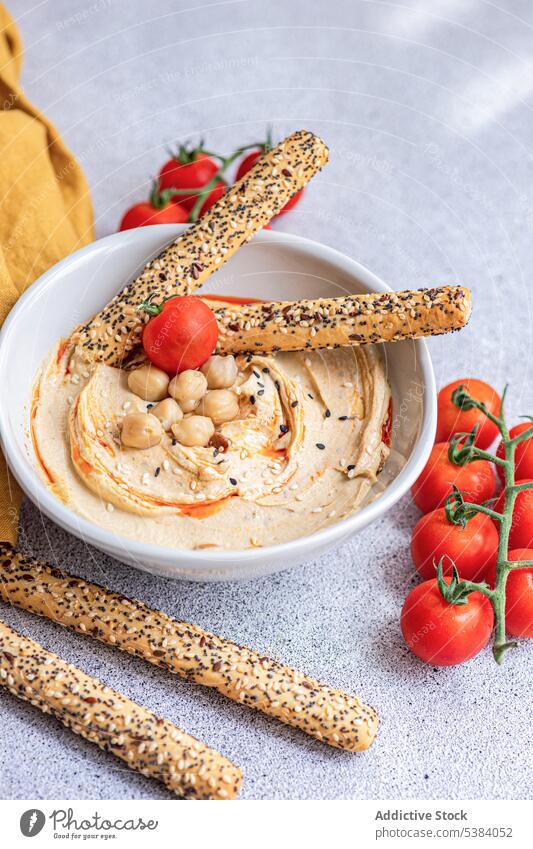 Hummus, Tomaten und Brotstangen in einer Schale serviert Kirschtomate Küche Abendessen Speise Lebensmittel Gesundheit hebräisch Israel Mittagessen Erdöl