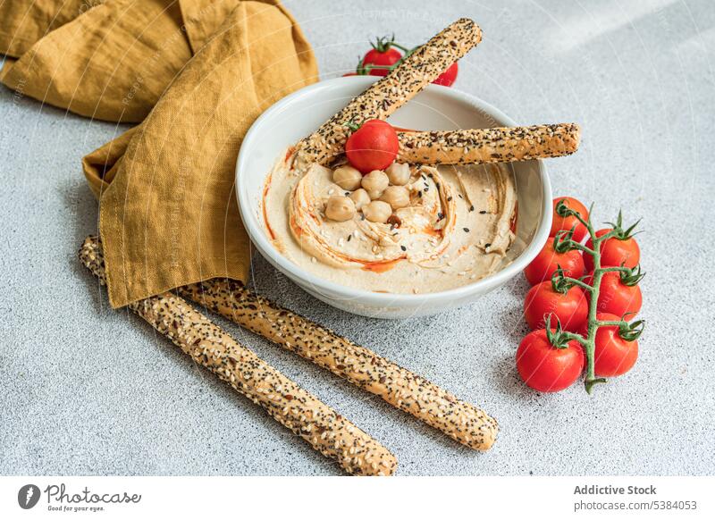 Hummus, Tomaten und Brotstangen in einer Schale serviert Kirschtomate Küche Abendessen Speise Lebensmittel Gesundheit hebräisch Israel Mittagessen Erdöl