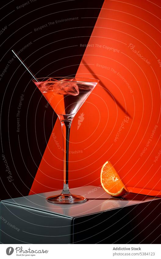 Generative AI-Illustration von frischen Cocktail mit Eiswürfeln auf dem Tisch in der Nähe von Scheibe Orange mit Strohhalm platziert orange Alkohol