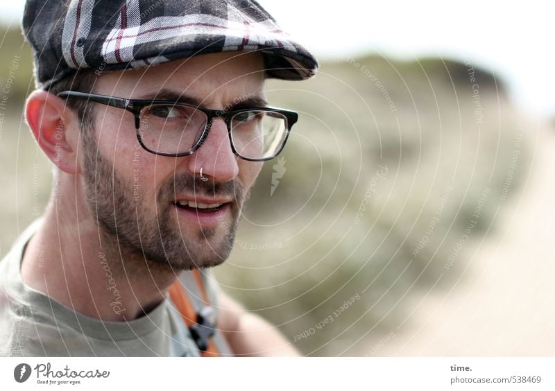Patrick Mensch maskulin Mann Erwachsene 1 30-45 Jahre Schmuck Ring Brille Hut Verschlussdeckel Damenbart beobachten Blick rebellisch sportlich Wachsamkeit