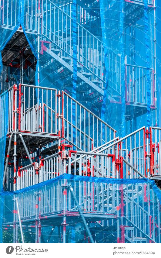 Provisorische Treppe rot grau blau Treppengeländer Baustelle Konstruktion Baugerüst Problemlösung Irritation chaotisch außergewöhnlich Strukturen & Formen